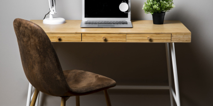 bureau-ordinateur-portable-gris-lampe